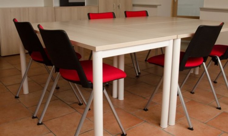 Vente de tables modulaires ou pliantes pour salle de réunion à Avignon